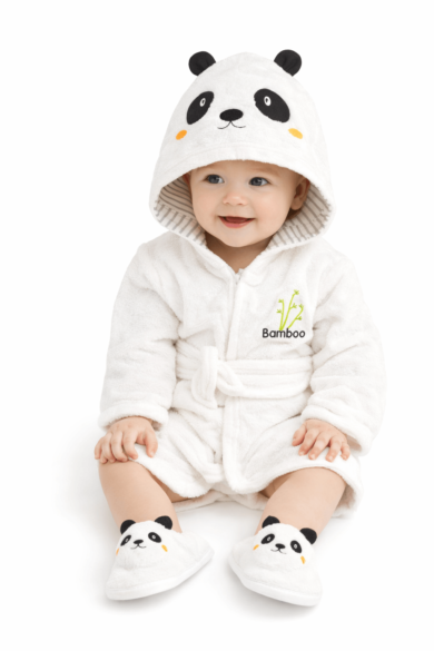0–24 ay bebekler için panda desenli kapüşonlu bornoz, pandalı terlik ve havludan oluşan beyaz bebek bornoz seti