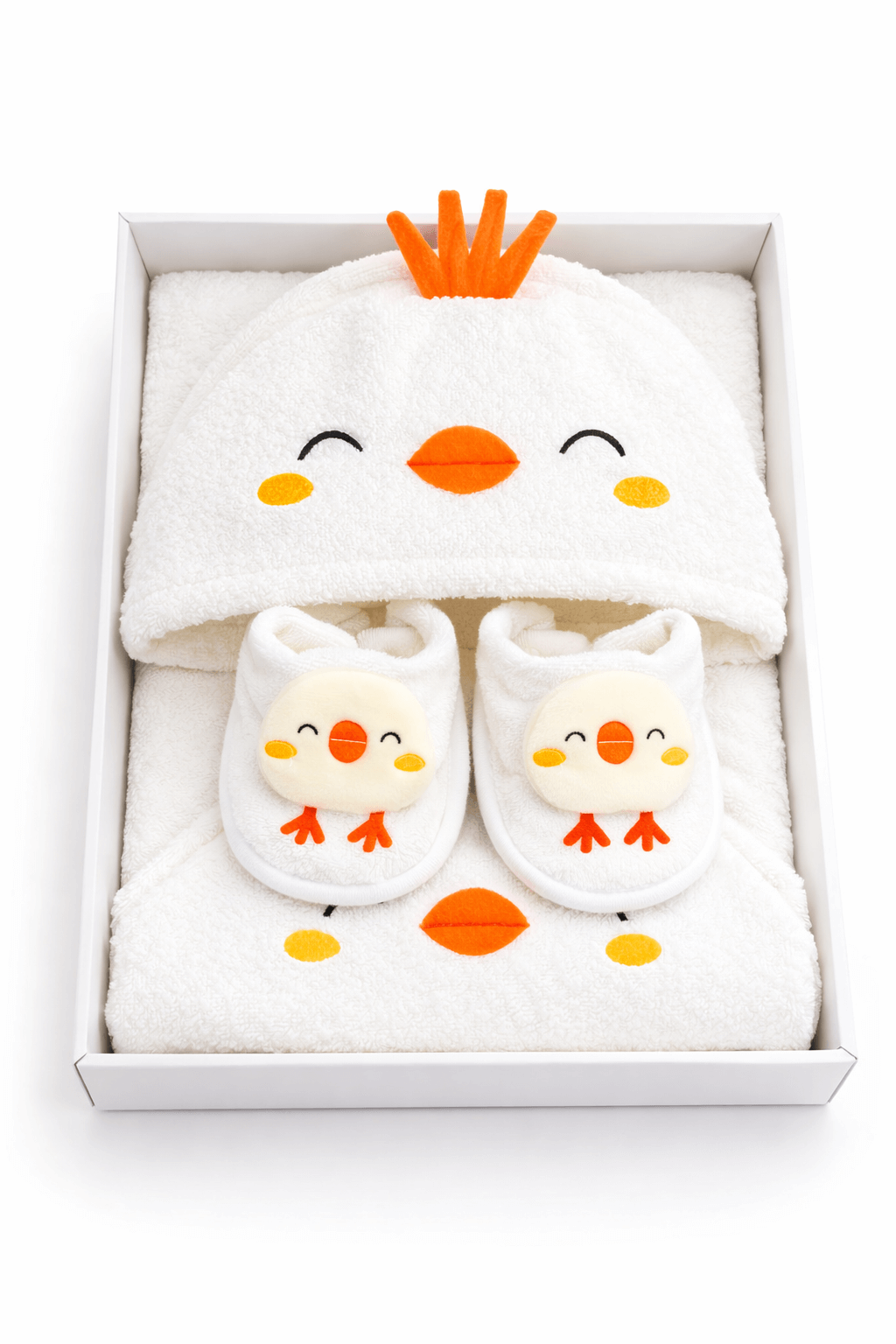 Bebekler için civciv detaylı kapüşonlu bornoz seti, havlu ve patik terlik ile beyaz zemin üzerinde