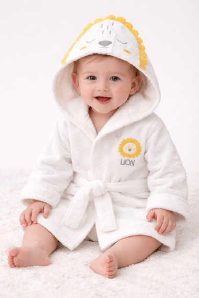 Kapüşonlu aslan desenli bebek bornoz seti, beyaz havlu kumaş, havlu ve patik dahil 3 parça banyo seti.