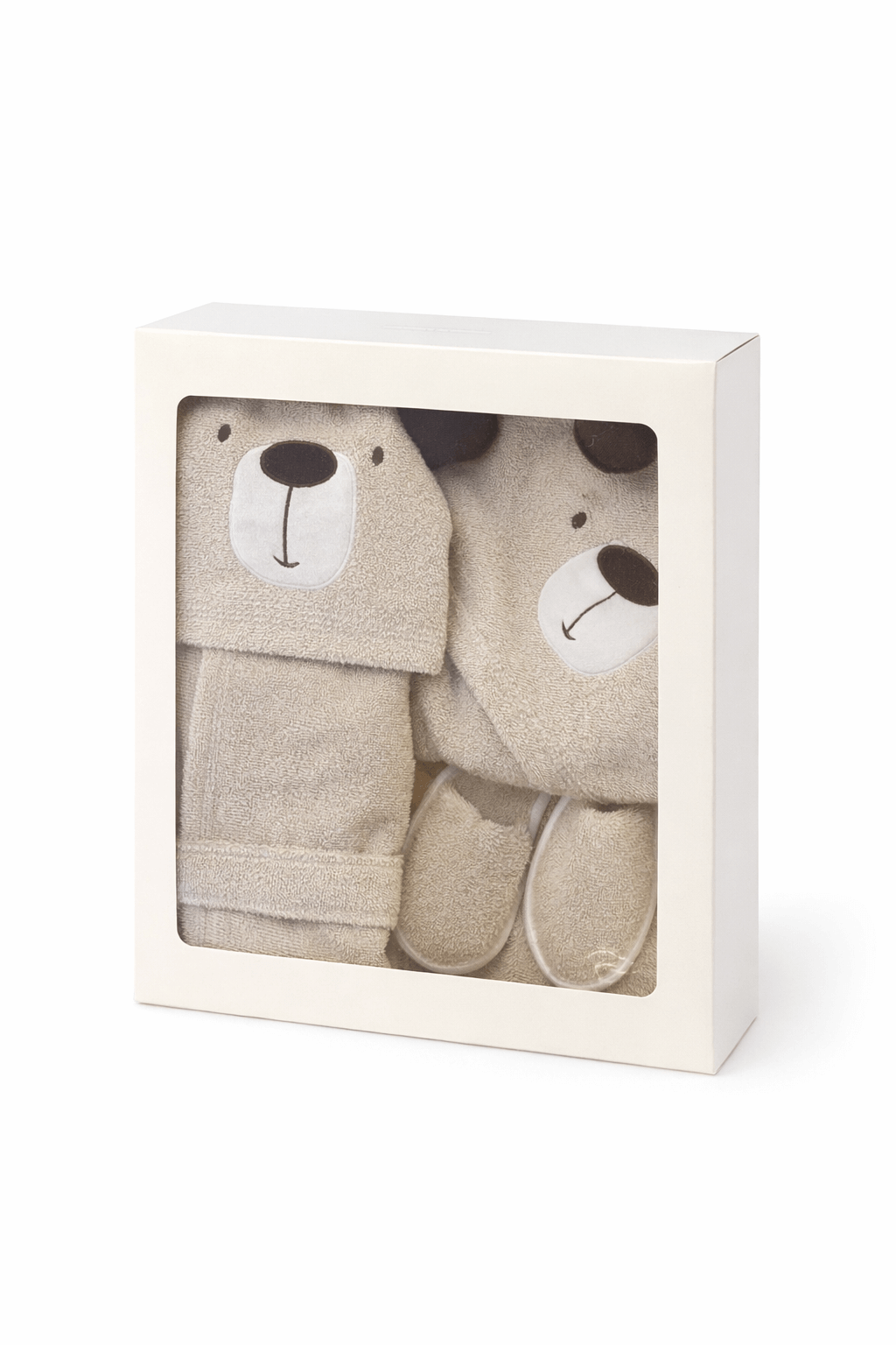 Ayıcık kapüşonlu, krem renkli bebek bornoz takımı; bornoz, panço havlu ve terlikten oluşan 3’lü set, beyaz fonda düz zemin üzerinde.