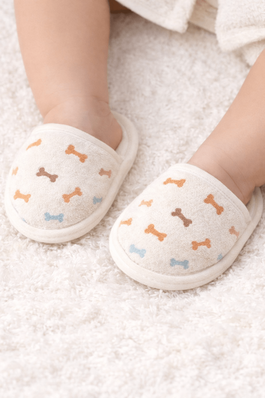 Krem renkli, köpek figürlü 4’lü bebek bornoz seti; bornoz, havlu, patik ve el bezinden oluşan yumuşak pamuklu banyo seti.