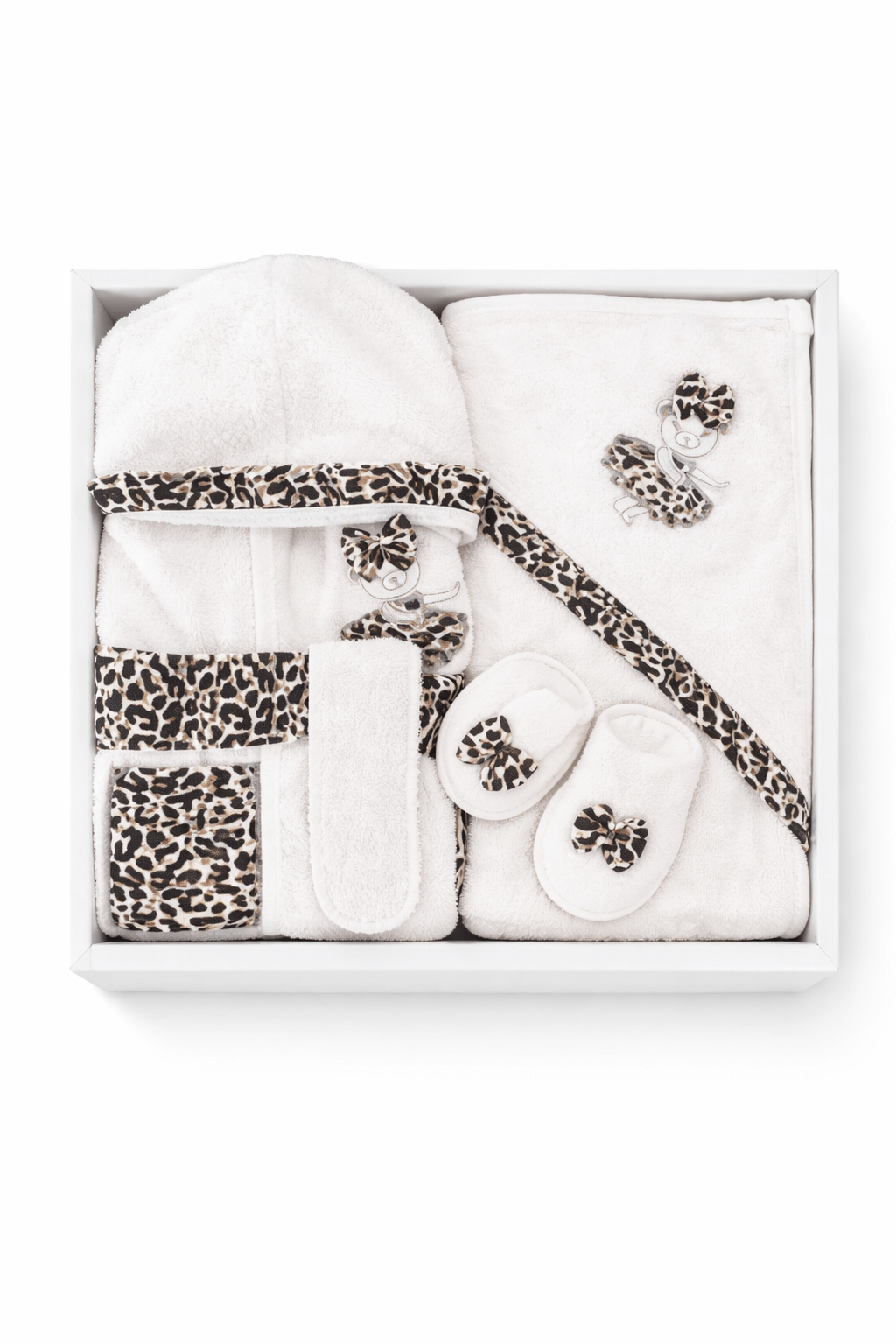 Leopar detaylı kapüşonlu bebek bornoz seti, havlu, bel bağı ve patiklerden oluşan krem renkli 4’lü banyo takımı