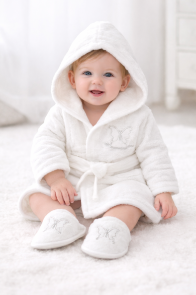 Beyaz kelebek nakışlı 4’lü bebek bornoz seti; kapüşonlu bornoz, havlu, küçük havlu ve terlik takımı beyaz fonda