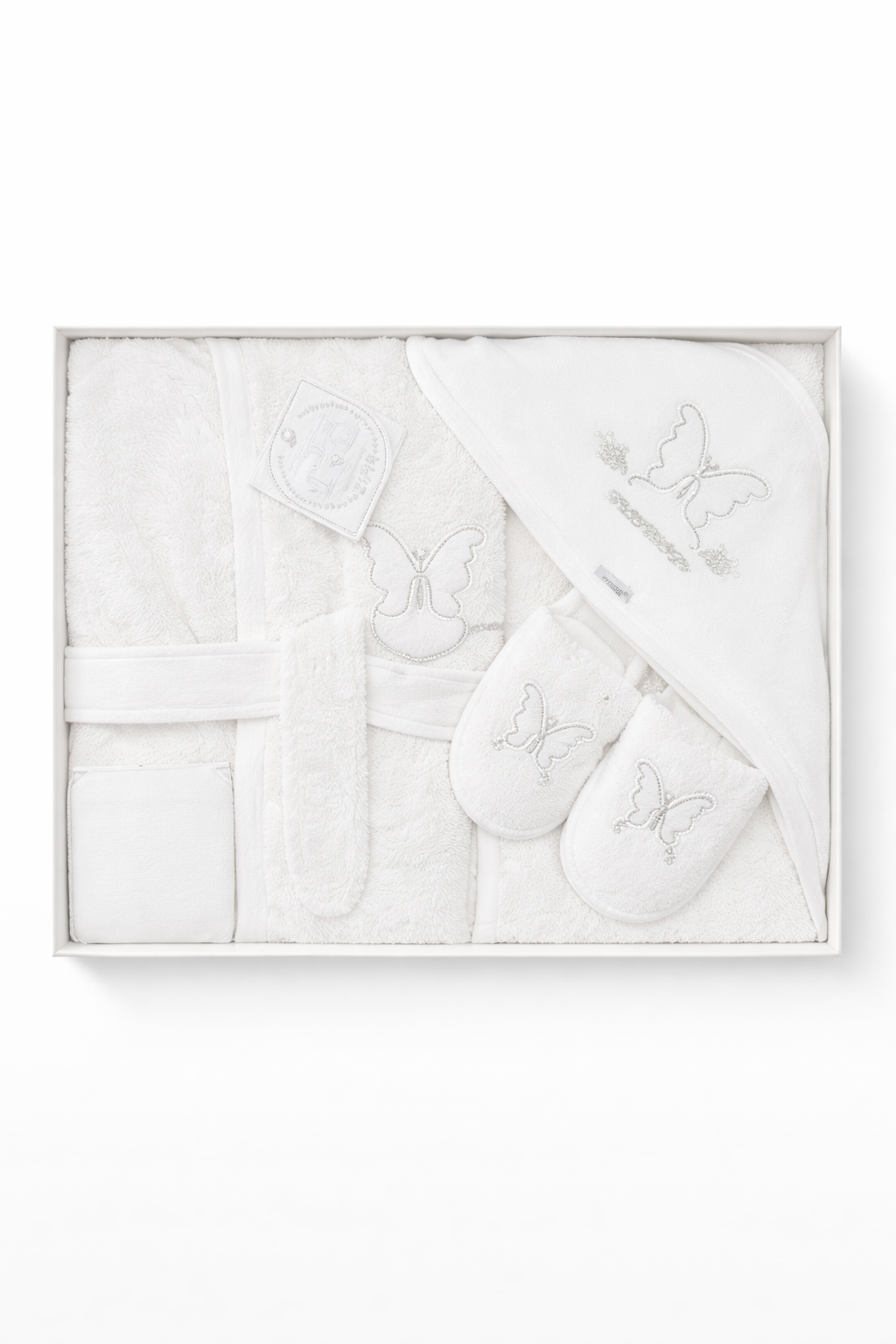 Beyaz kelebek nakışlı 4’lü bebek bornoz seti; kapüşonlu bornoz, havlu, küçük havlu ve terlik takımı beyaz fonda