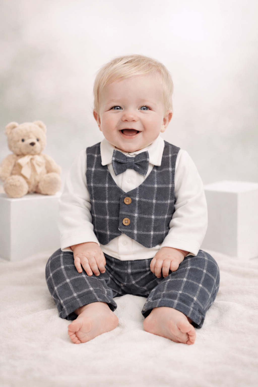 Ekose gri yelekli, papyonlu ve krem gömlekli 3 parçalı erkek bebek takım seti