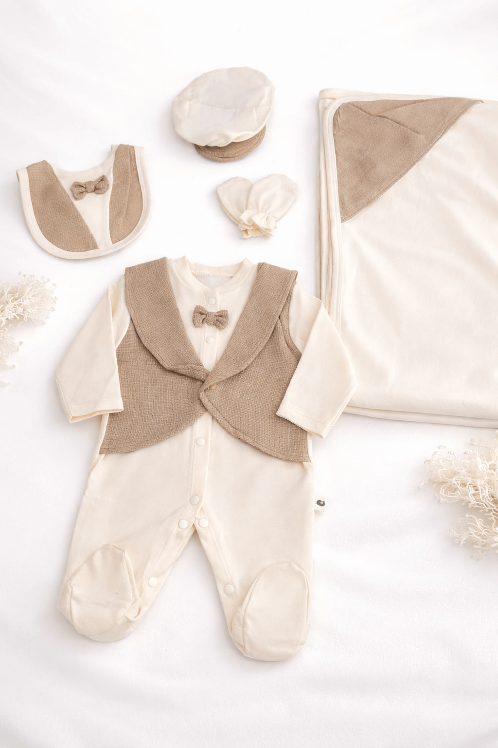 Bej yelekli 5’li erkek bebek hastane çıkışı seti 0-3 ay pamuklu tulum şapka eldiven önlük battaniye