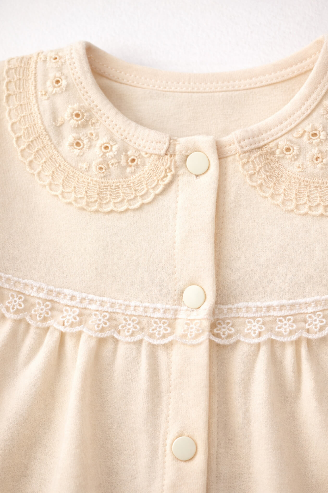 Krem dantelli yenidoğan kız bebek hastane çıkış seti tulum şapka önlük eldiven ve battaniye