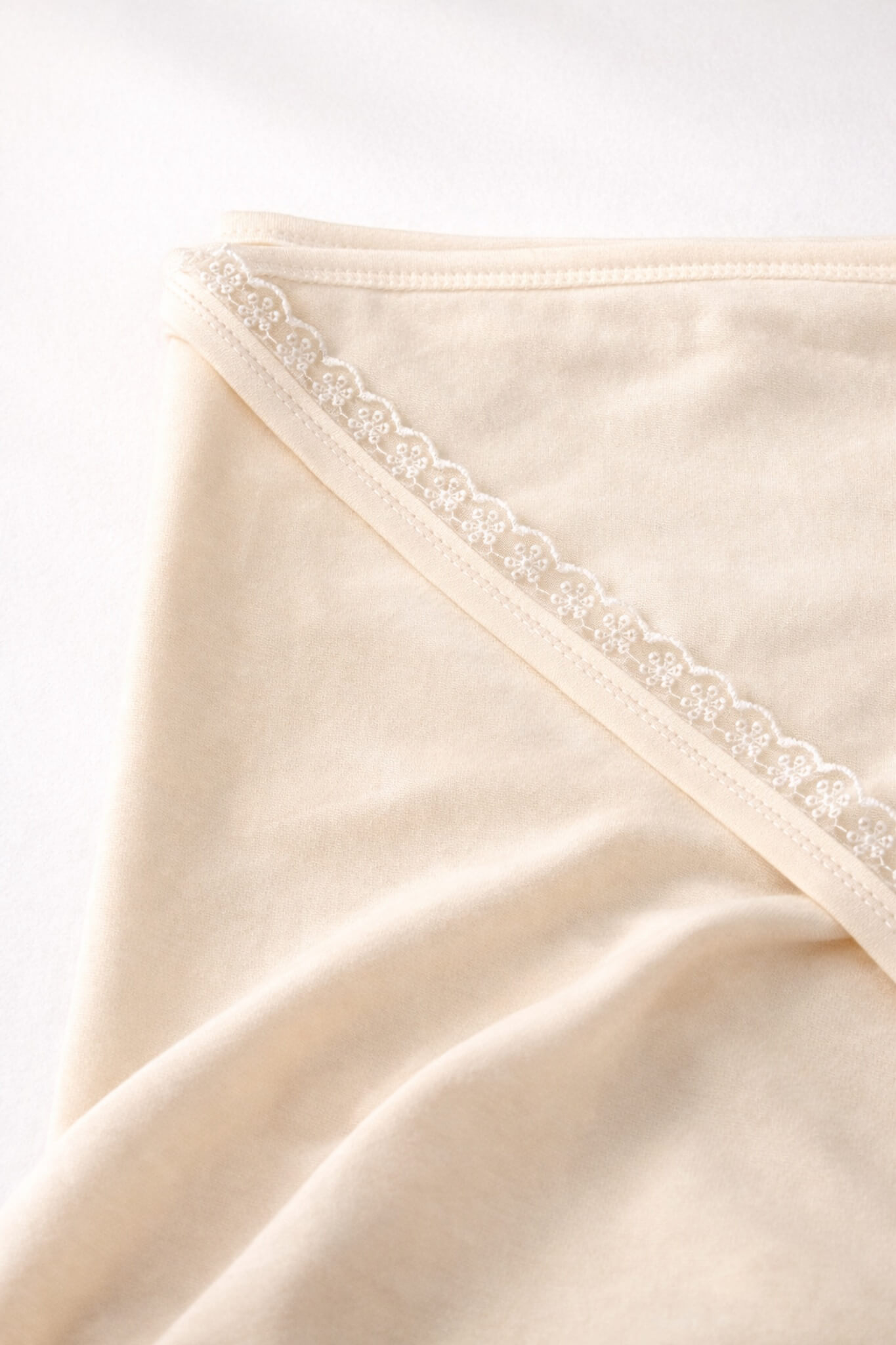 Krem dantelli yenidoğan kız bebek hastane çıkış seti tulum şapka önlük eldiven ve battaniye